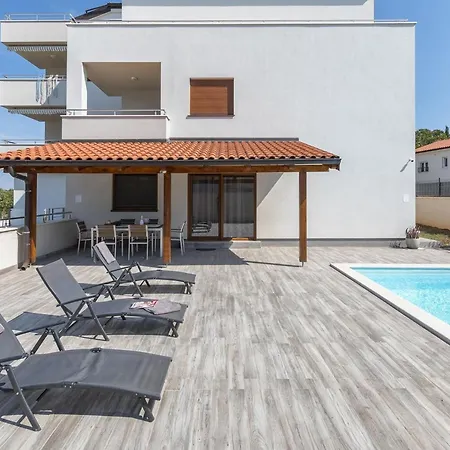 Volme With Private Pool Medulin